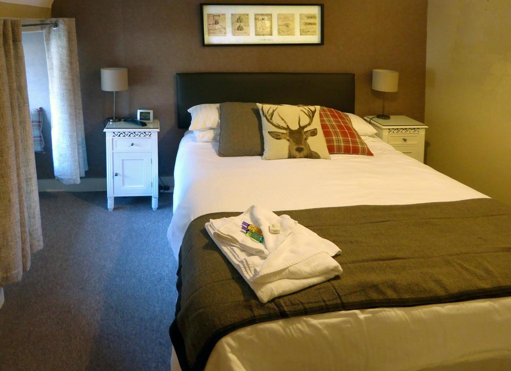 Hambro Arms Hotel Milton Abbas Room photo